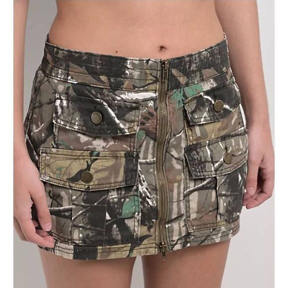 PTCL Camo Cargo Mini Skirt Size Large Front Zip Camouflage NEW - Picture 1 of 6